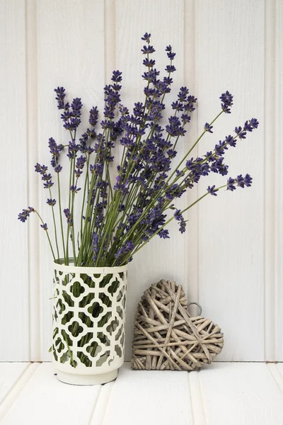 Mooie geurende lavendel bos in rustiek huis stijl instelling — Stockfoto