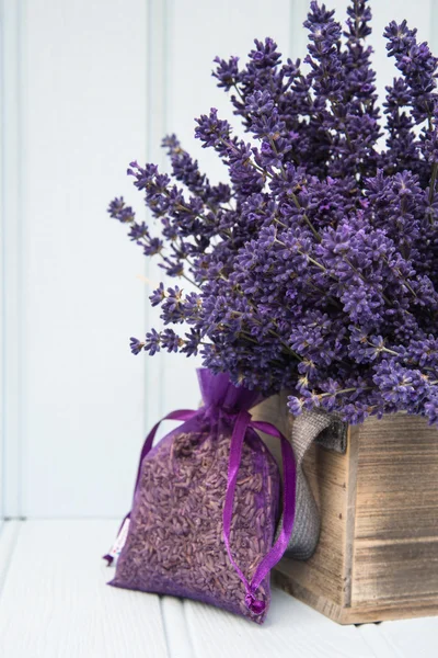 Bela cacho de lavanda perfumada em casa rústica cenário estilo — Fotografia de Stock