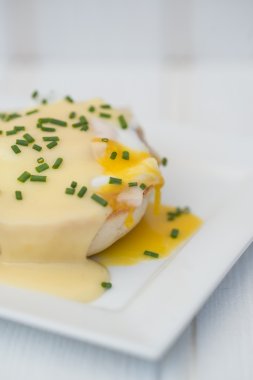 haşlanmış yumurta ve holla İngilizce muffins yumurta benedict kızarmak ham