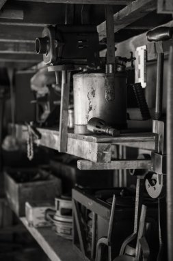 Victoria dönemi tesisatçılar atölye araçları ve raflar