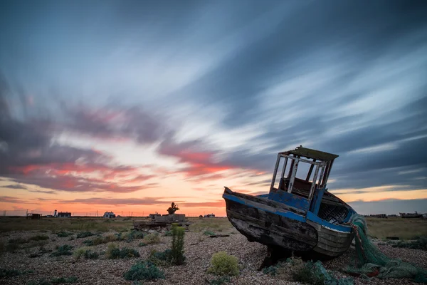 Barco de pesca abandonado en el paisaje de playa al atardecer — Foto de Stock