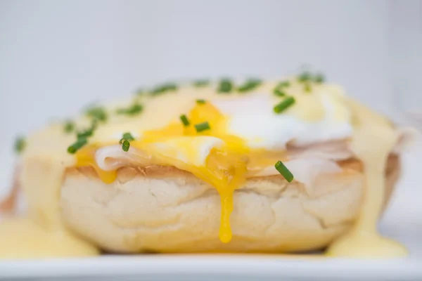 Eggs Benedict toasted English muffins ham poached eggs and holla — Stock Photo, Image