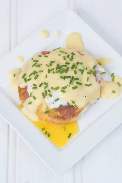 Eggs Benedict toasted English muffins ham poached eggs and holla — Stock Photo, Image