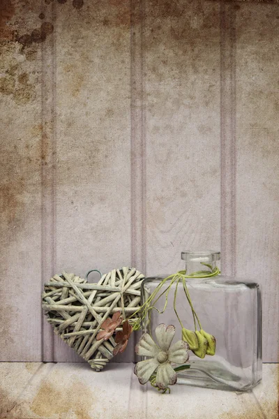 Schöne Vase mit Herz Stillleben Liebe Konzept — Stockfoto
