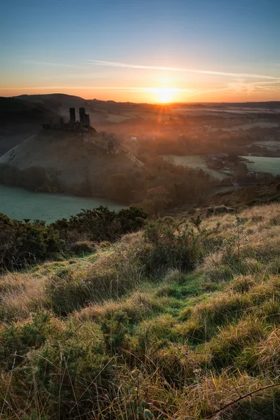 Ruinas medievales del castillo con paisaje brumoso al amanecer — Foto de Stock