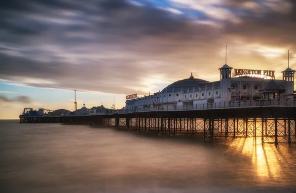 Wintersonnenuntergang lange Belichtung über Brighton Pier. — Stockfoto