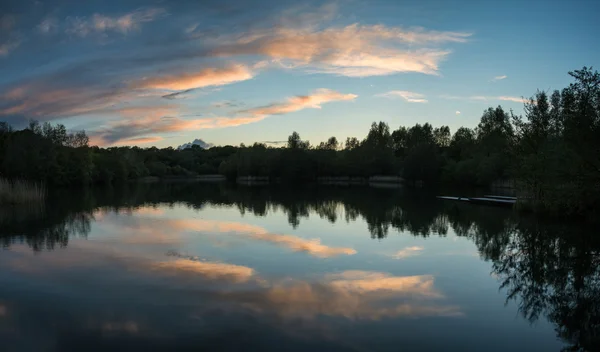 Sakin göl sularında yaz hareketli günbatımı yansıyan — Stok fotoğraf