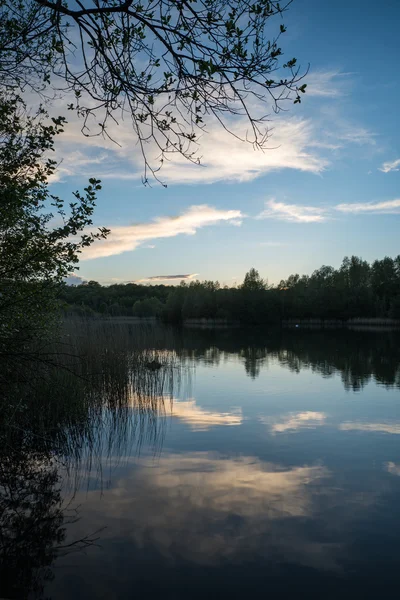 Summer vibrant sunset reflected in calm lake waters — Stock Photo, Image