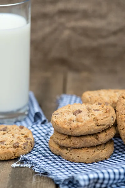 Rustik miljö med chocolate chip cookies och glas mjölk — Stockfoto