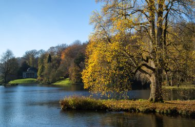 ağaçlar ve stourhead bahçelerde sonbahar sırasında ana Gölü.