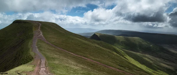 Krásná krajina v národním parku brecon beacons s náladový s — Stock fotografie