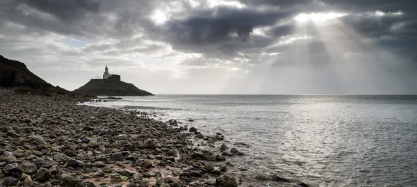 Paysage du phare avec ciel orageux sur la mer avec des rochers à l'avant — Photo