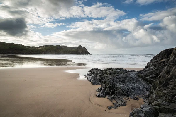 Hermoso verano amanecer paisaje sobre la playa de arena amarilla — Foto de Stock