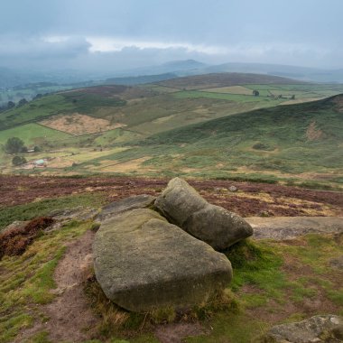 Higger Tor 'un Egnland' daki Peak District Ulusal Parkı 'ndaki manzarasının güzel bir manzarası var.