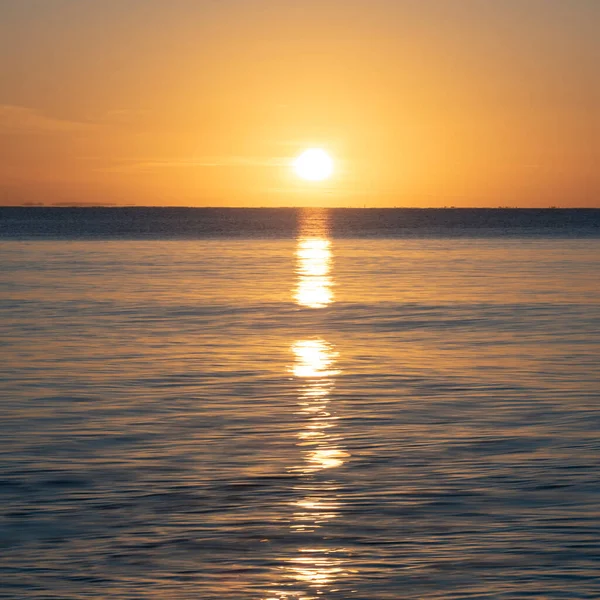 Дивовижний Схід Сонця Над Пентеванськими Піснями Корнуолі Яскравим Небом Океаном — стокове фото