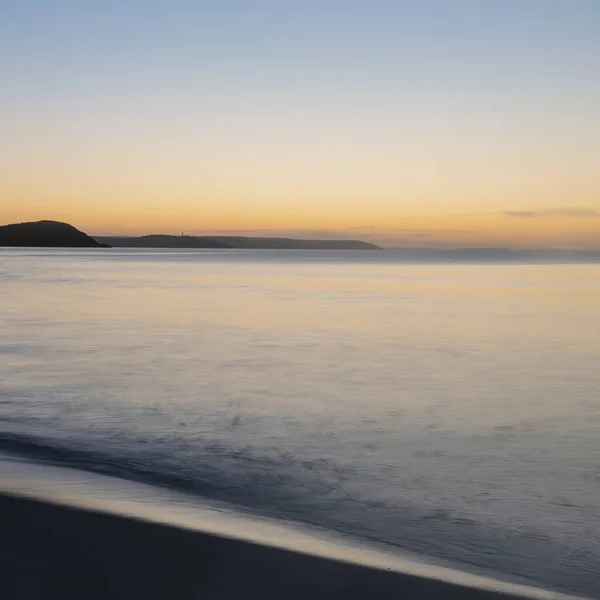 Impresionante Amanecer Sobre Pentewan Sands Cornwall Con Cielo Vibrante Océano —  Fotos de Stock
