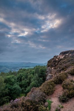 İngiltere 'nin Peak District Ulusal Parkı' ndaki Surprise View 'da son dönem yaz Heather' ının çarpıcı manzara görüntüsü 