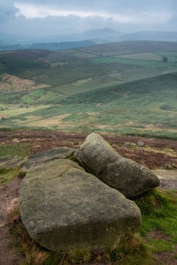 Higger Tor 'un Egnland' daki Peak District Ulusal Parkı 'ndaki manzarasının güzel bir manzarası var.