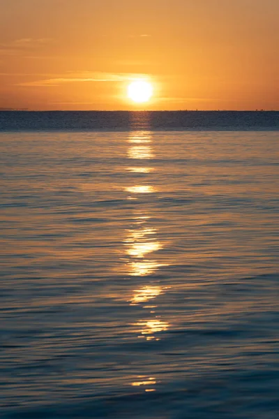 コーンウォールのPentewan Sandsの素晴らしい日の出と鮮やかな空と長い露出の海 — ストック写真