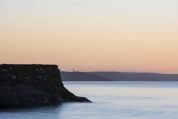 Impresionante Amanecer Sobre Pentewan Sands Cornwall Con Cielo Vibrante Océano —  Fotos de Stock