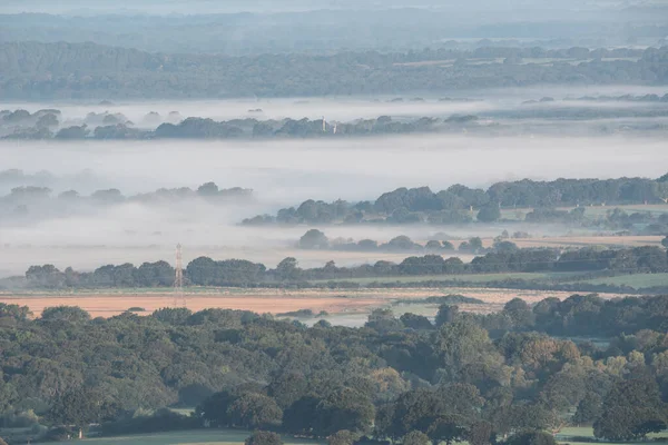 Impresionante Imagen Del Paisaje Mañana Brumosa Mirando Través Los Campos — Foto de Stock