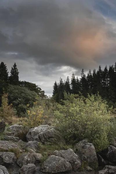 Llynnau Mymbyr在日落时带着戏剧性的黑暗天空和云彩的史诗般的秋天风景画 — 图库照片