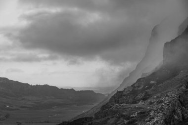 Snowdonia Ulusal Parkı 'ndaki Pen Yr Ole Wen' in kara beyaz destansı manzarası.