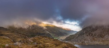 Snowdonia Ulusal Parkı 'ndaki Nant Fracon Vadisi boyunca karamsar gökyüzü ve kopyalama alanının destansı sonbahar manzarası