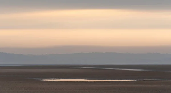 Talacre Sahilinin Güzel Gündoğumu Görüntüsü Dramatik Gökyüzü Bulutlarla Sörf Yapıyor — Stok fotoğraf