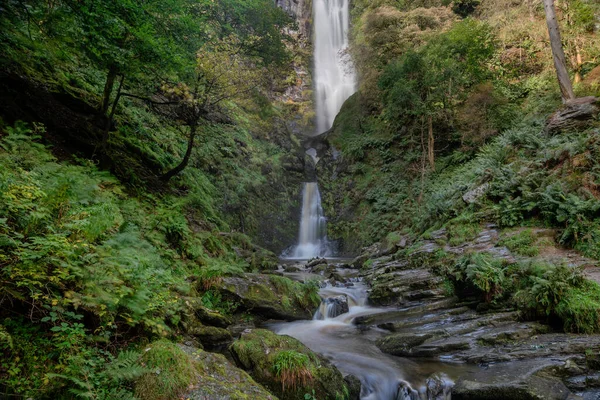 Schöne Landschaft Mit Langzeitbelichtung Frühherbst Bild Des Pistyll Rhaeader Wasserfalls — Stockfoto