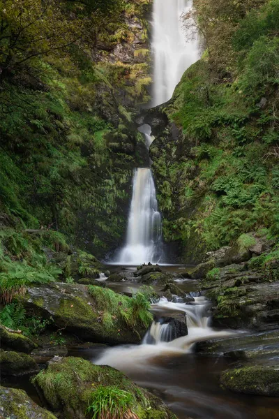 Hermoso Paisaje Larga Exposición Principios Otoño Imagen Cascada Pistyll Rhaeader —  Fotos de Stock