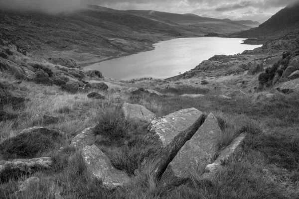 Czarno Biały Epicki Wczesnojesienny Krajobraz Widokowy Wzdłuż Doliny Ogwen Llyn — Zdjęcie stockowe