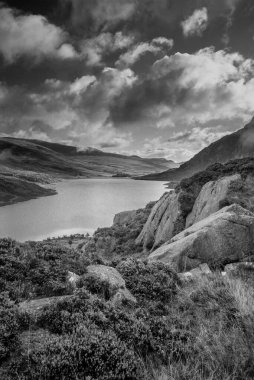 Ogwen Vadisi boyunca Llyn Ogwen ve Tryfan ile birlikte karanlık akşam gökyüzü altında fotokopi uzayıyla birlikte siyah ve beyaz sonbahar dönemi manzarası
