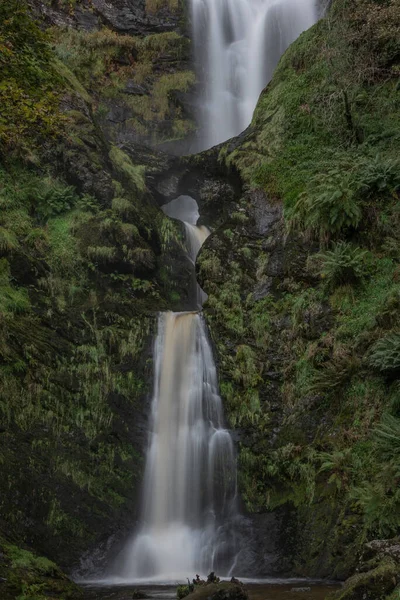位于英国最高瀑布威尔士的活塞式Rhaeader瀑布的美丽的长景初秋美景 — 图库照片