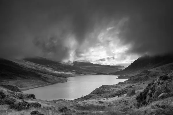Чорно Білий Епічний Пейзаж Початку Осінньої Осінньої Долини Llyn Ogwen — стокове фото