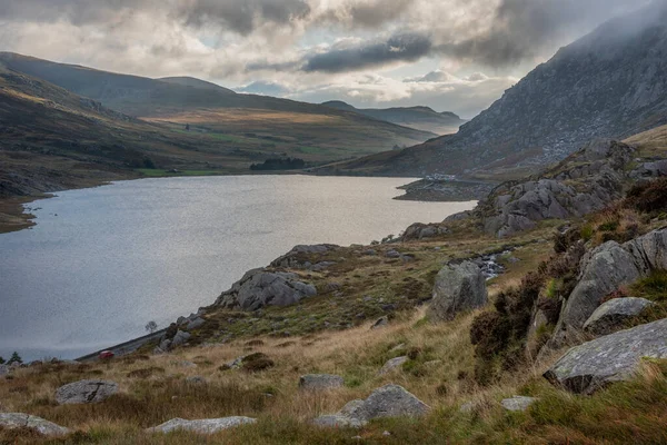 Sonbaharın Erken Saatlerinde Ogwen Vadisi Boyunca Llyn Ogwen Tryfan Karamsar — Stok fotoğraf