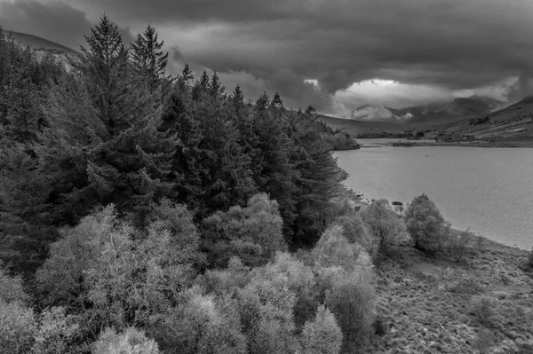 Schwarz Weiß Epische Drohnenlandschaftsaufnahme Des Snowdon Massivs Aus Der Luft — Stockfoto