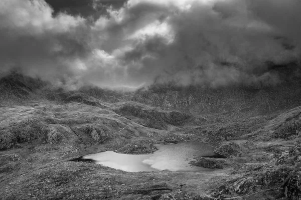 Uçan Nın Kara Beyaz Hava Manzarası Llyn Bochlwyd Dramatik Gökyüzü — Stok fotoğraf