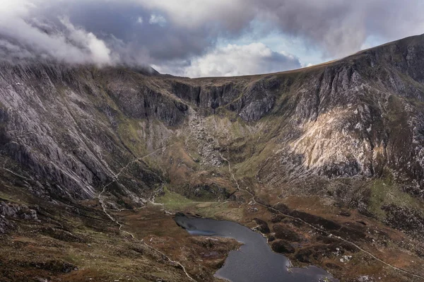 Uçan Nın Hava Görüntüsü Büyüleyici Sonbahar Manzarası Llyn Idwal Snowdonia — Stok fotoğraf