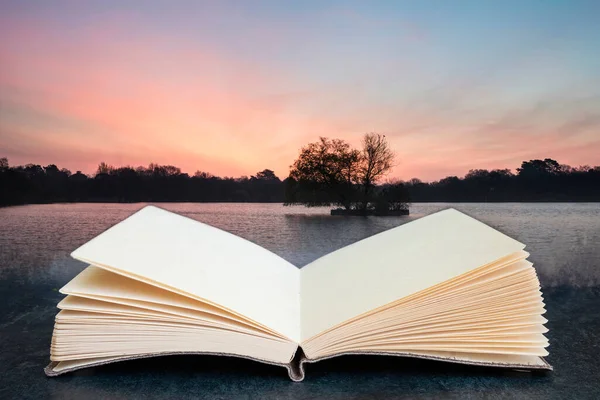 Schöner Frühlingssonnenaufgang Über Einem Ruhigen See Der Englischen Landschaft Der — Stockfoto