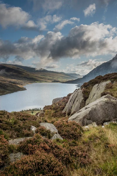 Sonbaharın Erken Saatlerinde Ogwen Vadisi Boyunca Llyn Ogwen Tryfan Karamsar — Stok fotoğraf