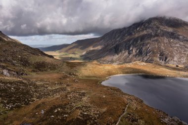 Uçan İHA 'nın sonbaharda sersemletici destansı manzara görüntüsü Llyn Idwal' dan Nant Fracon vadisine bakıyor dramatik gökyüzü ve uzay kopyaları