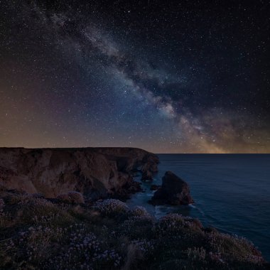 Bedruthan Basamakları 'ndaki Cornwall sahil şeridinde altın saat boyunca büyüleyici manzara görüntüsü