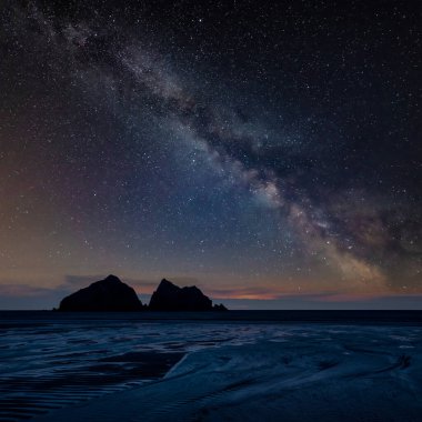 İlkbaharda altın hojur günbatımında İngiltere Cornwall 'daki Holywell Körfezi plajının kesinlikle göz kamaştırıcı manzarası.
