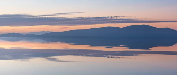 Imagen Épica Del Paisaje Atardecer Mirando Través Del Mar Desde — Foto de Stock