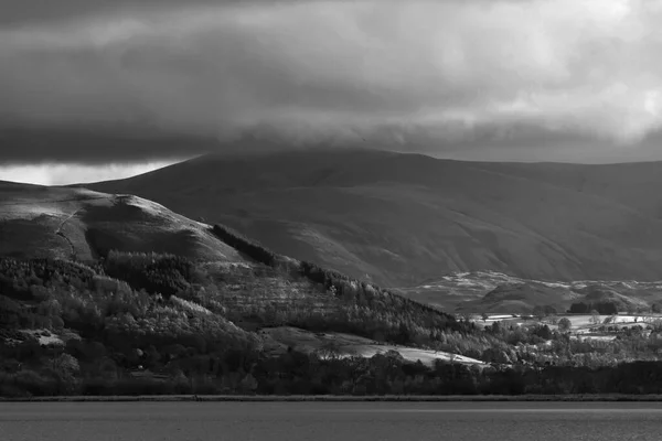 Czarno Biały Epicki Obraz Krajobrazu Przez Bassenthwaite Lake Lake District — Zdjęcie stockowe