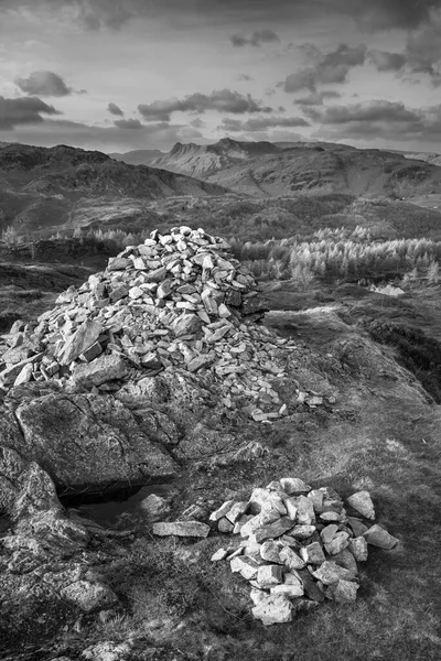 Zwart Wit Episch Landschapsbeeld Van Prachtig Herfstzonlicht Langdale Pikes Kijkend — Stockfoto