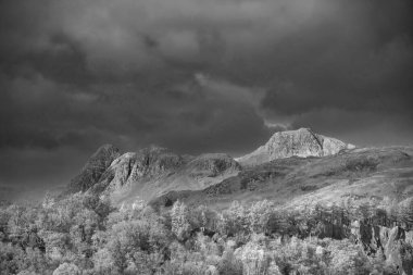 Landale Pikes 'ten Holme Fell' e bakan büyüleyici sonbahar günbatımı günbatımının siyah ve beyaz manzarası