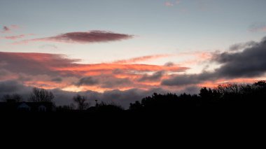 Cumbrian kırsal siluetinin üzerinde renkli, canlı gökyüzünün güzel günbatımı görüntüsü