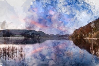 Ullswater 'ın Göl Bölgesi' ndeki sonbahar manzarasının altın güneş ışığı eşliğinde sersemletici bir suluboya tablosu.